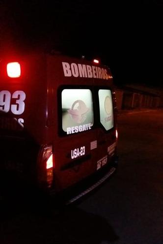 Quando equipe dos bombeiros chegaram ao local, a criança não estava mais embaixo do portão(foto: Corpo de Bombeiros de Goiás/Divulgação) Quando equipe dos bombeiros chegaram ao local, a criança não estava mais embaixo do portão(foto: Corpo de Bombeiros de Goiás/Divulgação)