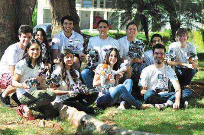 Estudantes de engenharia formam a equipe de robótica Droid, que desenvolve robôs para competição. Eles já venceram torneios brasileiros e sul-americanos(foto: Paula Rafiza/Esp./CB/D.A Press) Estudantes de engenharia formam a equipe de robótica Droid, que desenvolve robôs para competição. Eles já venceram torneios brasileiros e sul-americanos(foto: Paula Rafiza/Esp./CB/D.A Press)