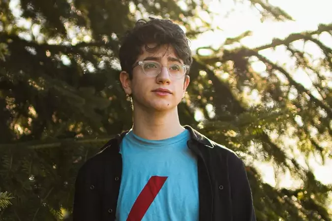 Avi Schaffmann é estudante do ensino médio e criou, em janeiro, um dos principais monitores de Covid-19 do mundo(foto: Instagram/Reprodução) Avi Schaffmann é estudante do ensino médio e criou, em janeiro, um dos principais monitores de Covid-19 do mundo(foto: Instagram/Reprodução)