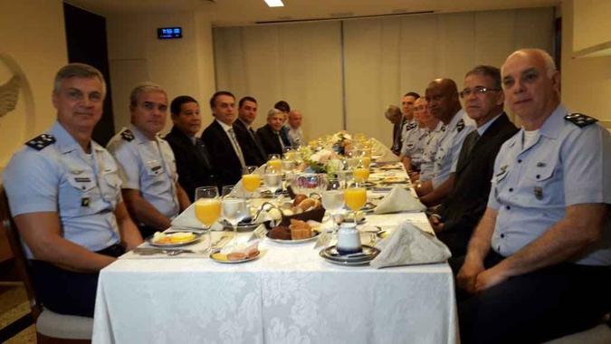 Também participam do café da manhã um dos filhos de Bolsonaro e o general da reserva Oswaldo Ferreira(foto: Tenete Nara/FAB) Também participam do café da manhã um dos filhos de Bolsonaro e o general da reserva Oswaldo Ferreira(foto: Tenete Nara/FAB)