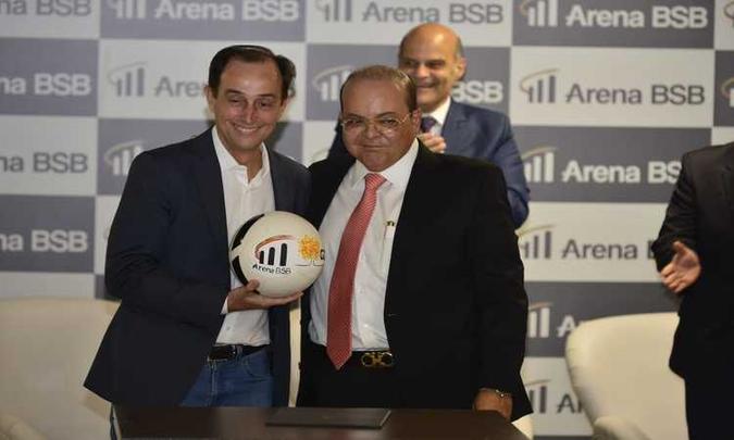 Richard Dubois e Ibaneis Rocha na cerimônia de entrega do estádio ao consórcio Arena BSB(foto: Marcelo Ferreira/CB/DA Press) Richard Dubois e Ibaneis Rocha na cerimônia de entrega do estádio ao consórcio Arena BSB(foto: Marcelo Ferreira/CB/DA Press)