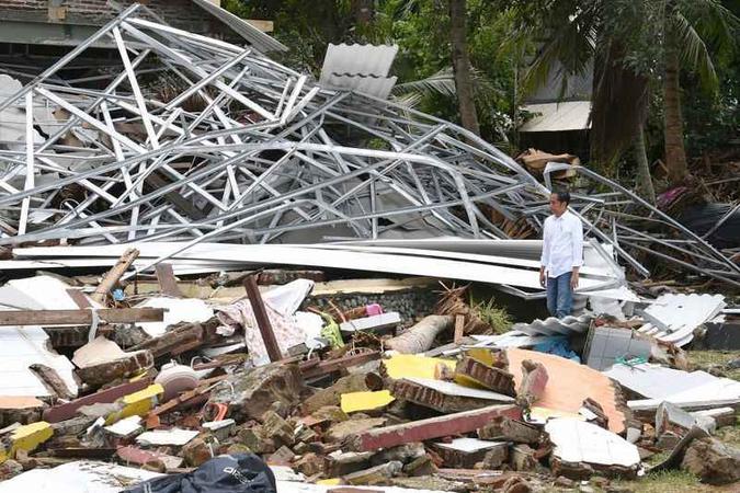 Presidente da Indonésia, Joko Widodo, em Carita, na província de Banten, uma das regiões devastadas pelo tsunami (foto: Handout/AFP) Presidente da Indonésia, Joko Widodo, em Carita, na província de Banten, uma das regiões devastadas pelo tsunami (foto: Handout/AFP)