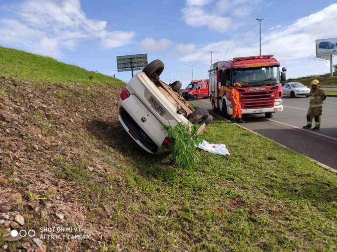 Homem de 27 anos morreu após capotar o carro na DF-459, entre Ceilândia e Samambaia, na manhã de ontem(foto: CBMDF/Divulgação) Homem de 27 anos morreu após capotar o carro na DF-459, entre Ceilândia e Samambaia, na manhã de ontem(foto: CBMDF/Divulgação)