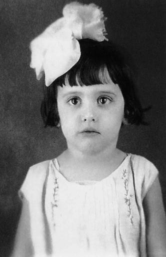 Fernanda aos 3 anos(foto: Acervo Fernanda Montenegro/ Reprodução) Fernanda aos 3 anos(foto: Acervo Fernanda Montenegro/ Reprodução)