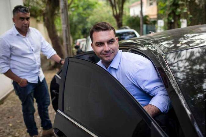 Em seu perfil no Facebook, o filho mais velho do presidente Jair Bolsonaro (PSL) justificou sua ausência afirmando que não é investigado(foto: Mauro Pimentel/AFP) Em seu perfil no Facebook, o filho mais velho do presidente Jair Bolsonaro (PSL) justificou sua ausência afirmando que não é investigado(foto: Mauro Pimentel/AFP)