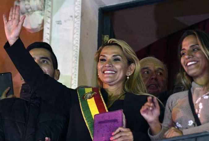 Senadora Jeanine Añez se declarou presidente interina da Bolívia(foto: Aizar Raldes/AFP) Senadora Jeanine Añez se declarou presidente interina da Bolívia(foto: Aizar Raldes/AFP)