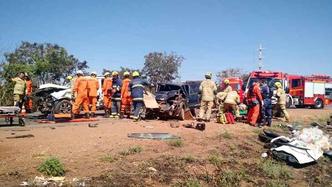 Equipes dos bombeiros e Samu foram mobilizadas para atender a vítima do acidente envolvendo três carros na DF-001(foto: Corpo de Bombeiros/ Divulgação) Equipes dos bombeiros e Samu foram mobilizadas para atender a vítima do acidente envolvendo três carros na DF-001(foto: Corpo de Bombeiros/ Divulgação)