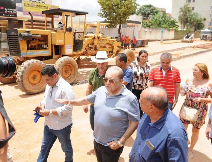 Ibaneis visitou as obras de recuperação do asfalto da Rua 8, em Vicente Pires(foto: GDF/Divulgação) Ibaneis visitou as obras de recuperação do asfalto da Rua 8, em Vicente Pires(foto: GDF/Divulgação)