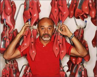 O icônico solado vermelho dos sapatos de Christian Louboutin foi alvo de briga jurídica (foto: Stephan Gladieu/Divulgação) O icônico solado vermelho dos sapatos de Christian Louboutin foi alvo de briga jurídica (foto: Stephan Gladieu/Divulgação)