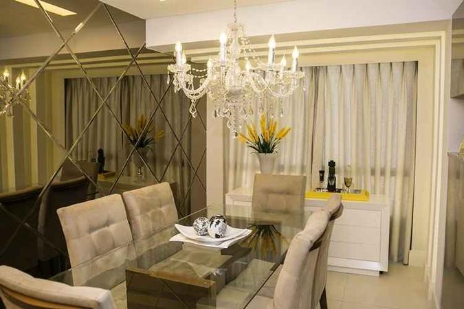 As arquitetas Renata Noronha e Dayane Jubé buscaram a criação de um ambiente aconchegante e luxuoso para receber amigos e familiares. Por ser um espaço pequeno, o espelho bisotado em bronze amplia a sala. A cor, por sua vez, traz a sensação de aconchego e o requinte desejados. Completando a proposta, o bufê em laca branca, o lustre Maria Tereza e a iluminação em led dão um ar sofisticado ao ambiente.(foto: Mix Arquitetura/Divulgação) As arquitetas Renata Noronha e Dayane Jubé buscaram a criação de um ambiente aconchegante e luxuoso para receber amigos e familiares. Por ser um espaço pequeno, o espelho bisotado em bronze amplia a sala. A cor, por sua vez, traz a sensação de aconchego e o requinte desejados. Completando a proposta, o bufê em laca branca, o lustre Maria Tereza e a iluminação em led dão um ar sofisticado ao ambiente.(foto: Mix Arquitetura/Divulgação)