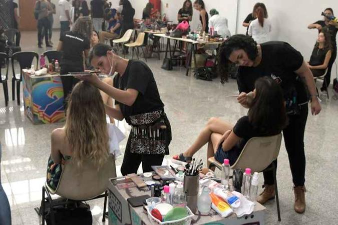 Mais de 40 alunos do Senac fizeram a maquiagem e o cabelo dos modelos que desfilaram no evento(foto: Cristiano Costa/Divulgação) Mais de 40 alunos do Senac fizeram a maquiagem e o cabelo dos modelos que desfilaram no evento(foto: Cristiano Costa/Divulgação)