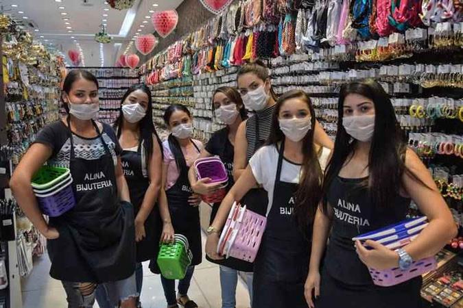 Vendedoras de loja em São Paulo trabalham com o rosto protegido por máscara: comportamento preventivo é essencial no combate ao coronavírus (foto: Nelson Almeida/AFP) Vendedoras de loja em São Paulo trabalham com o rosto protegido por máscara: comportamento preventivo é essencial no combate ao coronavírus (foto: Nelson Almeida/AFP)