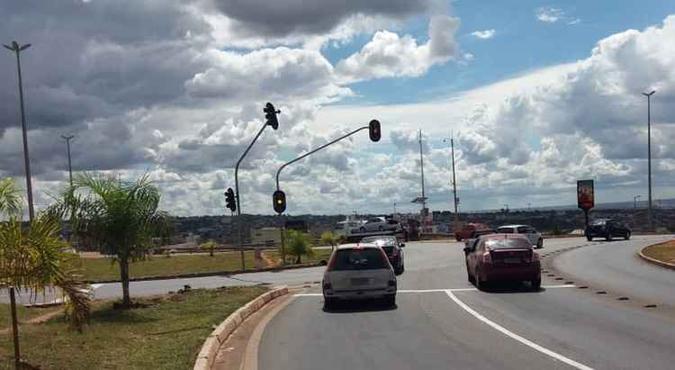 Antes de iniciar o funcionamento dos semáforos, o Detran fez a pintura horizontal dos cruzamentos. (foto: Detran/Divulgação) Antes de iniciar o funcionamento dos semáforos, o Detran fez a pintura horizontal dos cruzamentos. (foto: Detran/Divulgação)