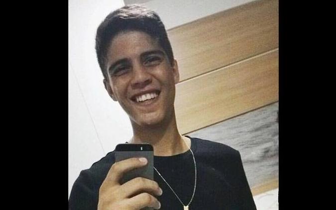No impacto, Miguel sofreu uma fratura na perna direita, lesões graves no abdômen, com perda do baço, e traumatismo no rosto, incluindo fratura da mandíbula(foto: Facebook/Reprodução) No impacto, Miguel sofreu uma fratura na perna direita, lesões graves no abdômen, com perda do baço, e traumatismo no rosto, incluindo fratura da mandíbula(foto: Facebook/Reprodução)