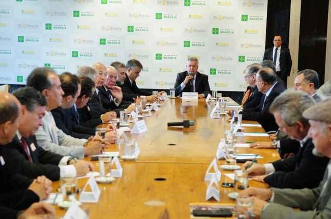 Ao todo, 18 representantes do ramo se encontraram com o governador para entender o objetivo da proposta(foto: Pedro Ventura/Agencia Brasília) Ao todo, 18 representantes do ramo se encontraram com o governador para entender o objetivo da proposta(foto: Pedro Ventura/Agencia Brasília)