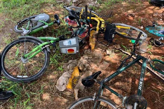 Três bicicletas foram encontradas com o ladrão, além de uma mochila com uma faca(foto: Divulgação / PMDF) Três bicicletas foram encontradas com o ladrão, além de uma mochila com uma faca(foto: Divulgação / PMDF)