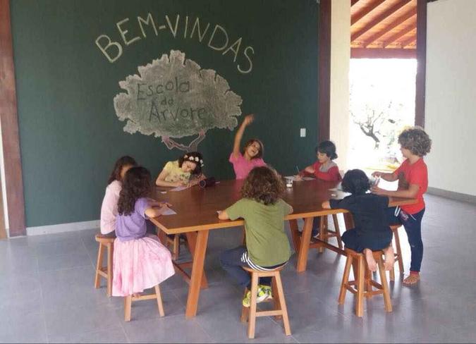 Alunos do projeto trabalham em conjunto: quem tem mais facilidade com um conteúdo ajuda quem tem dificuldade(foto: Divulgação/Escola da Árvore) Alunos do projeto trabalham em conjunto: quem tem mais facilidade com um conteúdo ajuda quem tem dificuldade(foto: Divulgação/Escola da Árvore)