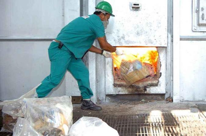 Incineração de mais de três toneladas de drogas na usina de lixo do Setor P. Sul, na Ceilândia(foto: Marcelo Ferreira/CB/D.A Press - 7/11/08) Incineração de mais de três toneladas de drogas na usina de lixo do Setor P. Sul, na Ceilândia(foto: Marcelo Ferreira/CB/D.A Press - 7/11/08)