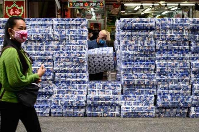 Bens cruciais, como papel higiênico, desinfetante para as mãos, arroz e macarrão estão em falta nos supermercados apesar do governo afirmar que não há falta de produtos.(foto: Philip FONG / AFP) Bens cruciais, como papel higiênico, desinfetante para as mãos, arroz e macarrão estão em falta nos supermercados apesar do governo afirmar que não há falta de produtos.(foto: Philip FONG / AFP)