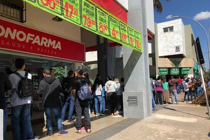 Quase 200 pessoas enfrentaram fila para tentar conseguir uma oportunidade de emprego em supermercado da 209 Norte(foto: Juliana Andrade/CB/D.A.Press) Quase 200 pessoas enfrentaram fila para tentar conseguir uma oportunidade de emprego em supermercado da 209 Norte(foto: Juliana Andrade/CB/D.A.Press)