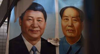 Retrato pintado do presidente chinês Xi Jinping e do líder comunista Mao Zedong em um mercado em Pequim(foto: CHINA-CONGRESS-POLITICS-MAO BY PATRICK BAERT XGTY / AFP / GREG BAKER) Retrato pintado do presidente chinês Xi Jinping e do líder comunista Mao Zedong em um mercado em Pequim(foto: CHINA-CONGRESS-POLITICS-MAO BY PATRICK BAERT XGTY / AFP / GREG BAKER)