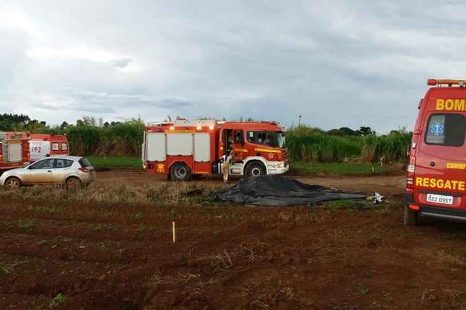 Vítima estava em plantação quando o raio a atingiu. Bombeiros ainda tentaram reanimá-la, mas não conseguiram(foto: CBMDF/Divulgação) Vítima estava em plantação quando o raio a atingiu. Bombeiros ainda tentaram reanimá-la, mas não conseguiram(foto: CBMDF/Divulgação)