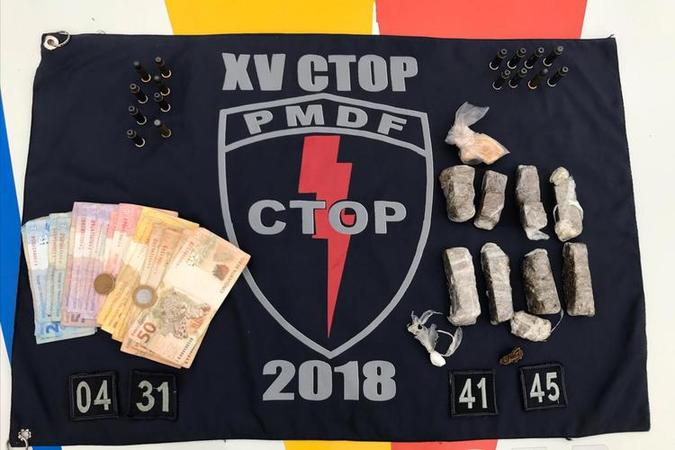 Com o jovem, os policiais encontraram porções de maconha, cocaína e crack (foto: PMDF/Divulgação) Com o jovem, os policiais encontraram porções de maconha, cocaína e crack (foto: PMDF/Divulgação)