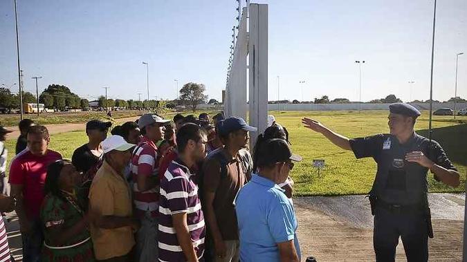 Venezuelanos formam fila na sede da Policia Federal, em Boa Vista, para pedir refúgio no Brasil(foto: Danilo Verpa/Folhapress) Venezuelanos formam fila na sede da Policia Federal, em Boa Vista, para pedir refúgio no Brasil(foto: Danilo Verpa/Folhapress)