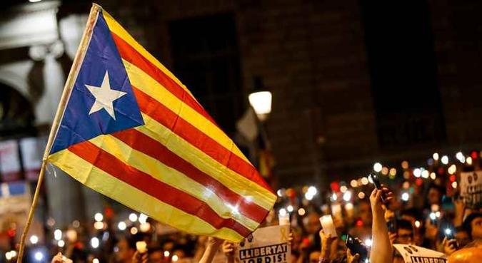 Madri confirma que cogita suspender autonomia catalã (foto: Pau Barrena/AFP ) Madri confirma que cogita suspender autonomia catalã (foto: Pau Barrena/AFP )