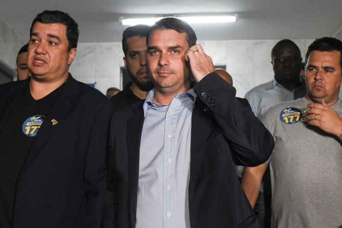Flávio Bolsonaro disse que há suspeitas nas movimentações financeiras de outros partidos(foto: Fábio Teixeira/AFP) Flávio Bolsonaro disse que há suspeitas nas movimentações financeiras de outros partidos(foto: Fábio Teixeira/AFP)