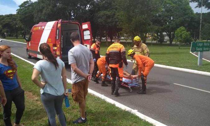 A vítima teve escoriações leves, no entanto chorava muito no momento do atendimento do Corpo de Bombeiros(foto: Divulgação/CBMDF) A vítima teve escoriações leves, no entanto chorava muito no momento do atendimento do Corpo de Bombeiros(foto: Divulgação/CBMDF)