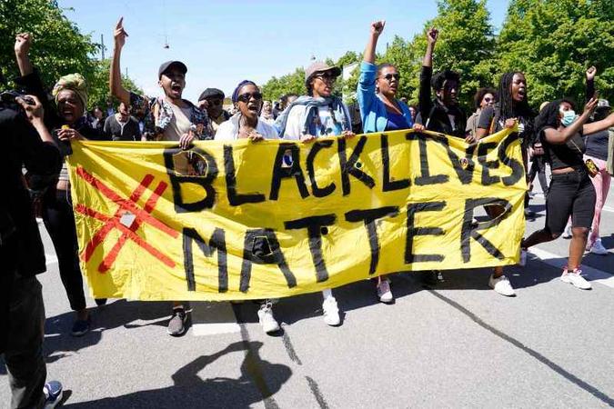 De Seattle a Nova York, dezenas de milhares de manifestantes exigiram acusações mais duras contra os policiais envolvidos na morte de Floyd(foto: AFP / Ritzau Scanpix / Ida Guldbaek Arentsen) De Seattle a Nova York, dezenas de milhares de manifestantes exigiram acusações mais duras contra os policiais envolvidos na morte de Floyd(foto: AFP / Ritzau Scanpix / Ida Guldbaek Arentsen)