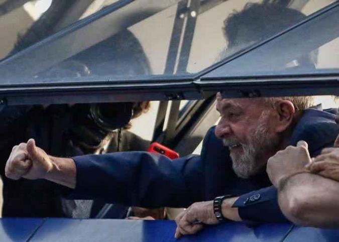 Da sacada do quarto andar da sede do Sindicato dos Metalúrgicos do ABC, em São Bernardo do Campo, Lula cumprimenta os manifestantes que fizeram vigília ao redor do prédio (foto: AFP / Miguel SCHINCARIOL ) Da sacada do quarto andar da sede do Sindicato dos Metalúrgicos do ABC, em São Bernardo do Campo, Lula cumprimenta os manifestantes que fizeram vigília ao redor do prédio (foto: AFP / Miguel SCHINCARIOL )