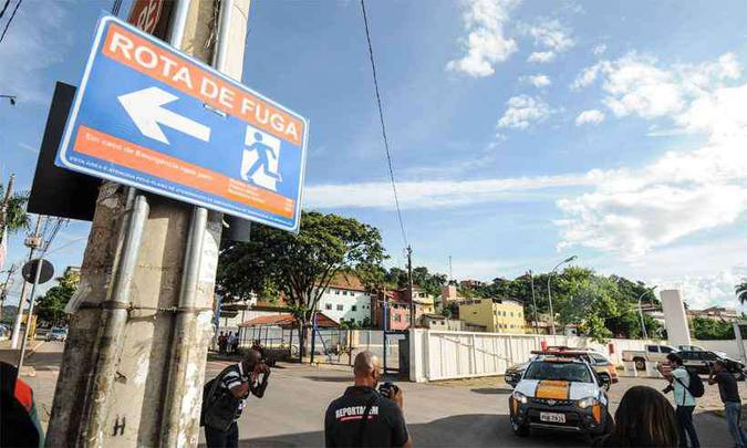 Placa mostra rota de fuga em Barão de Cocais (foto: Leandro Couri/Estado de Minas) Placa mostra rota de fuga em Barão de Cocais (foto: Leandro Couri/Estado de Minas)