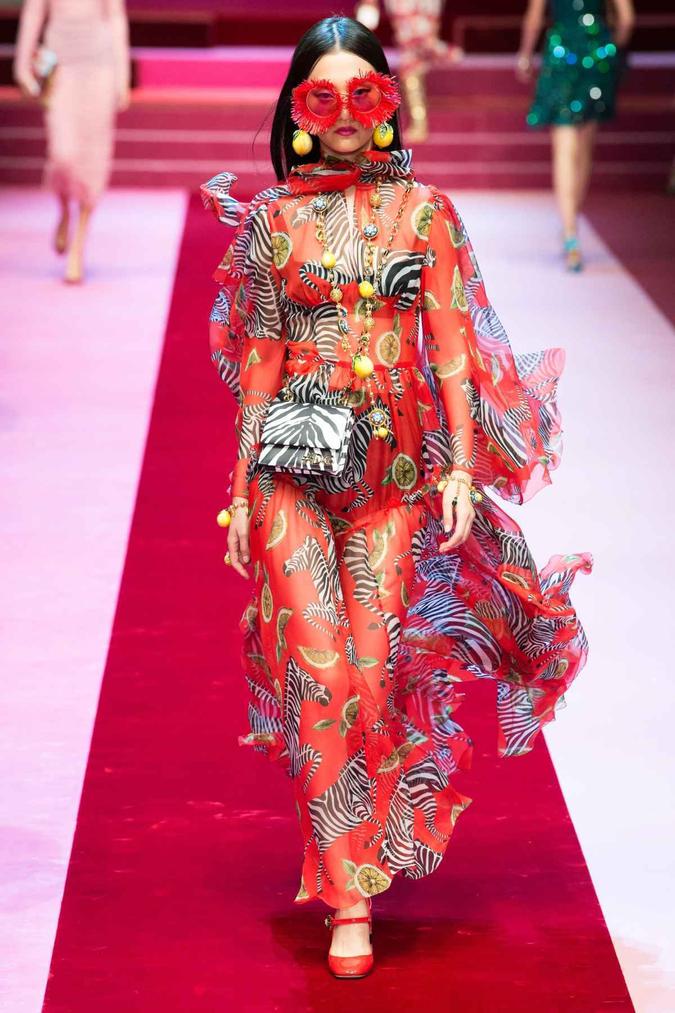 Dolce & Gabanna trouxe a estampa de fruta misturada com elementos de animal print na coleção de primavera-verão 2018(foto: Yannis Vlamos/Indigital.tv) Dolce & Gabanna trouxe a estampa de fruta misturada com elementos de animal print na coleção de primavera-verão 2018(foto: Yannis Vlamos/Indigital.tv)