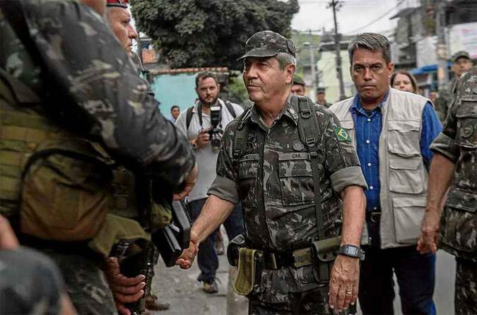 Braga Netto em visita a comunidade no Rio de Janeiro há duas semanas: entre 2003 e 2015, a principal fonte de recrutamento para as secretarias de Segurança foi a Polícia Federal(foto: Mauro Pimentel/AFP - 17/3/18) Braga Netto em visita a comunidade no Rio de Janeiro há duas semanas: entre 2003 e 2015, a principal fonte de recrutamento para as secretarias de Segurança foi a Polícia Federal(foto: Mauro Pimentel/AFP - 17/3/18)