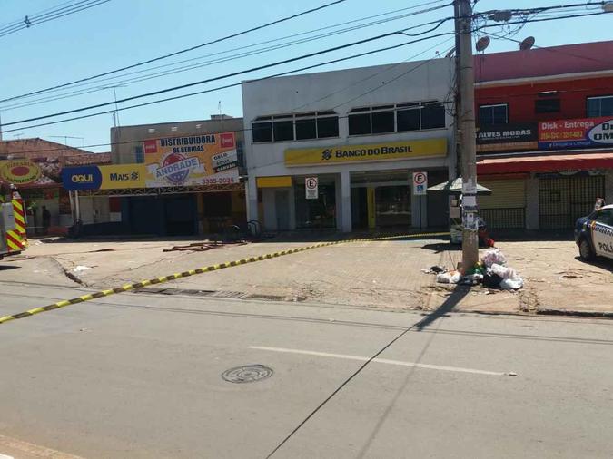 Toda a área ao redor da agência bancária precisou ser isolada para garantir a segurança(foto: Divulgação / PMDF) Toda a área ao redor da agência bancária precisou ser isolada para garantir a segurança(foto: Divulgação / PMDF)