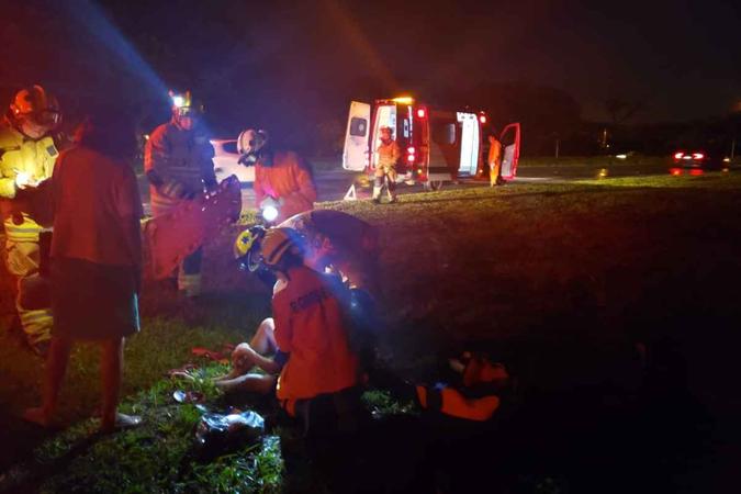 Bombeiros fazem os primeiros socorros após acidente(foto: Divulgação / CBMDF) Bombeiros fazem os primeiros socorros após acidente(foto: Divulgação / CBMDF)