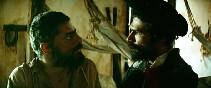 Rômulo Braga (esquerda) contracena com Júlio Machado no filme Joaquim: ele saboreia um momento muito especial na carreira(foto: Imovision/Divulgação) Rômulo Braga (esquerda) contracena com Júlio Machado no filme Joaquim: ele saboreia um momento muito especial na carreira(foto: Imovision/Divulgação)