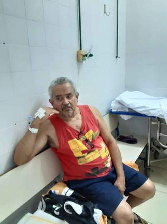 Paciente recebeu medicação sentado em banco do Hospital Regional de Ceilândia(foto: Marileide de Barbosa Santos/Arquivo pessoal) Paciente recebeu medicação sentado em banco do Hospital Regional de Ceilândia(foto: Marileide de Barbosa Santos/Arquivo pessoal)
