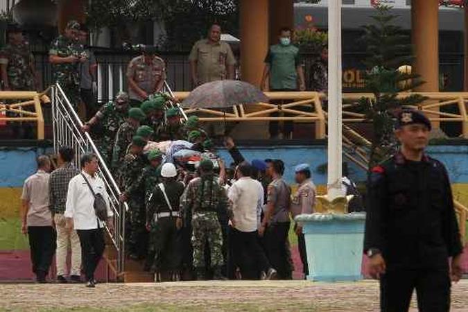 Polícia e militares indonésios transportam o ministro da Segurança da Indonésia, Wiranto, para um helicóptero a ser mediado após ser esfaqueado.(foto: Sammy/AFP) Polícia e militares indonésios transportam o ministro da Segurança da Indonésia, Wiranto, para um helicóptero a ser mediado após ser esfaqueado.(foto: Sammy/AFP)