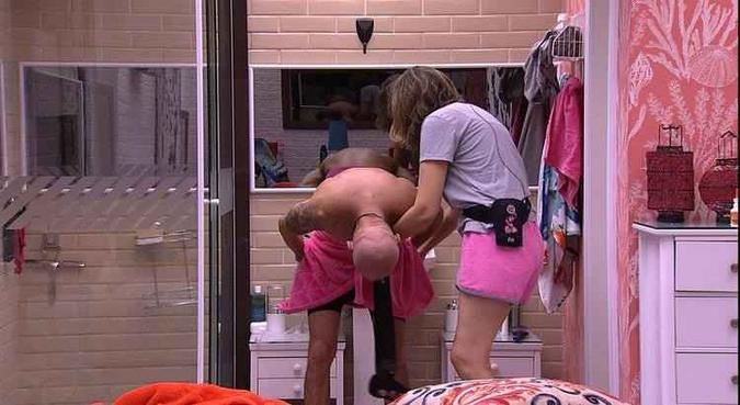 Eva tentou ajudar Ayrton na hora de trocar de roupa, mas ele se atrapalhou todo.(foto: TVGlobo/Reprodução) Eva tentou ajudar Ayrton na hora de trocar de roupa, mas ele se atrapalhou todo.(foto: TVGlobo/Reprodução)