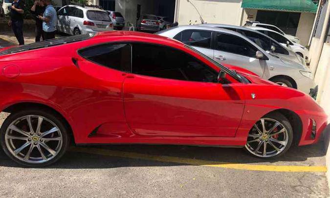 Réplica de Ferrari foi apreendida no Bairro Santa Efigênia(foto: Polícia Civil/Divulgação) Réplica de Ferrari foi apreendida no Bairro Santa Efigênia(foto: Polícia Civil/Divulgação)