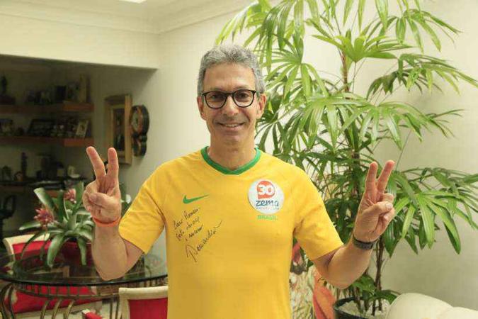 Assim como no primeiro turno, Zema votou em Araxá (MG) com uma camiseta do Brasil autografada pelo ex-técnico da Seleção Brasileira de Vôlei Bernardinho(foto: Marcos Canedo/Divulgação) Assim como no primeiro turno, Zema votou em Araxá (MG) com uma camiseta do Brasil autografada pelo ex-técnico da Seleção Brasileira de Vôlei Bernardinho(foto: Marcos Canedo/Divulgação)