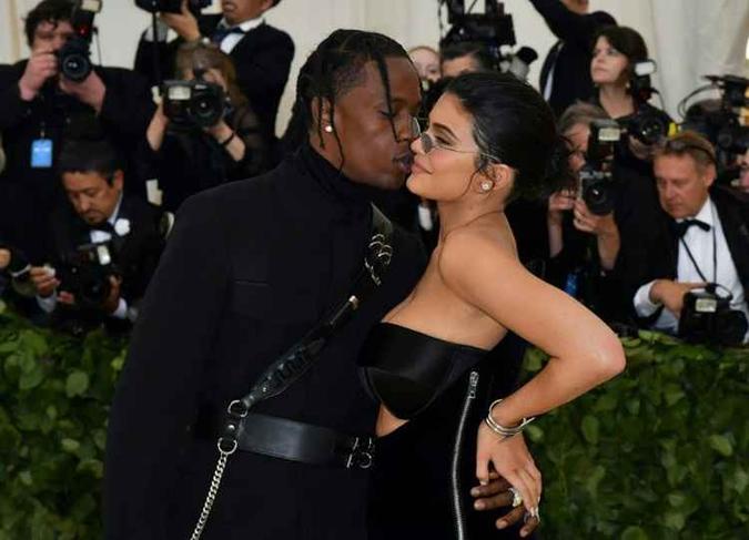 Kylie Jenner e o namorado, o rapper Travis Scott. Enquanto ela valerá 1 bilhão, ele tem Kylie Jenner e o namorado, o rapper Travis Scott. Enquanto ela valerá 1 bilhão, ele tem
