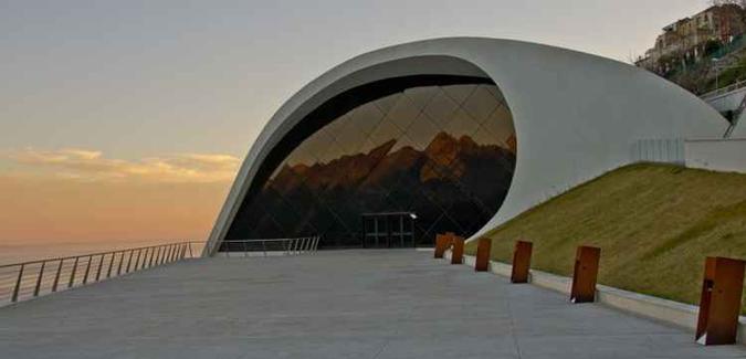 A obra de Oscar Niemeyer se destaca em meio à paisagem(foto: Giorgio Della Rocca/Flickr) A obra de Oscar Niemeyer se destaca em meio à paisagem(foto: Giorgio Della Rocca/Flickr)