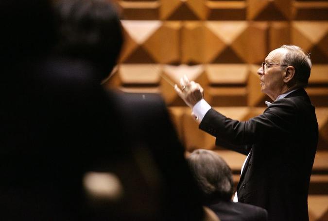 Morricone realiza uma antologia de quase todos os seus maiores sucessos no Auditorium Pio, durante a primeira edição do festival de cinema de Roma, em 14 de outubro de 2006(foto: Giulio Napolitano/AFP) Morricone realiza uma antologia de quase todos os seus maiores sucessos no Auditorium Pio, durante a primeira edição do festival de cinema de Roma, em 14 de outubro de 2006(foto: Giulio Napolitano/AFP)