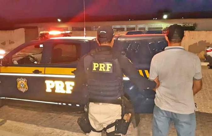 Homem foi detido na BR-428, em Santa Maria da Boa Vista(foto: Divulgação/PRF) Homem foi detido na BR-428, em Santa Maria da Boa Vista(foto: Divulgação/PRF)