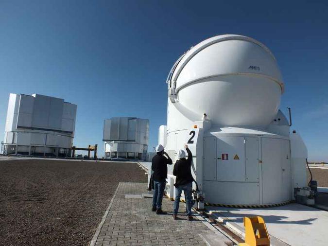 Astrônomos verificam um dos quatro telescópios do Observatório em Paranal, no norte do Chile: região tem um dos céus mais limpos do planeta(foto: Miguel Sanchez/AFP) Astrônomos verificam um dos quatro telescópios do Observatório em Paranal, no norte do Chile: região tem um dos céus mais limpos do planeta(foto: Miguel Sanchez/AFP)