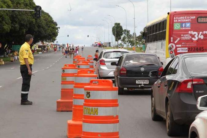 Detran fará interdições em áreas que vão receber blocos de carnaval e corridas(foto: Toninho Tavares/Agência Brasília) Detran fará interdições em áreas que vão receber blocos de carnaval e corridas(foto: Toninho Tavares/Agência Brasília)